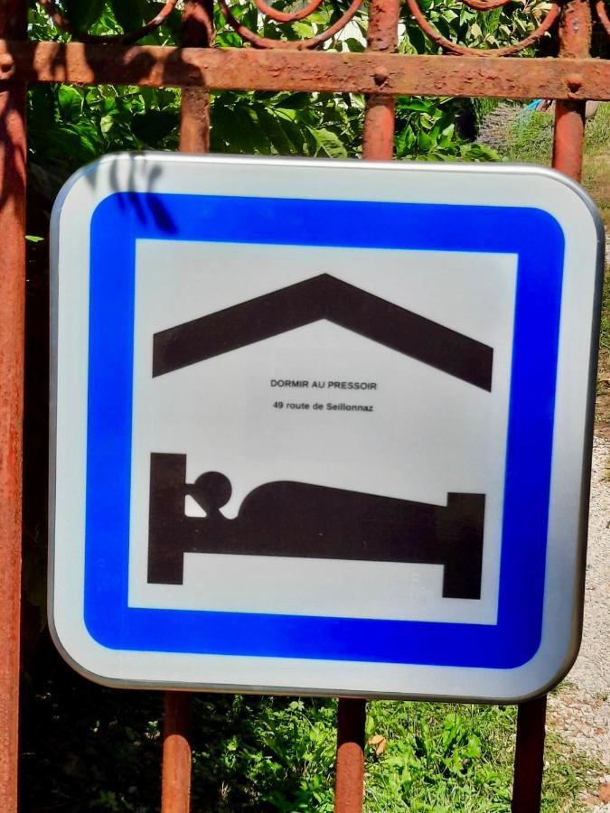 Dormir Au Pressoir Montagnieu  エクステリア 写真